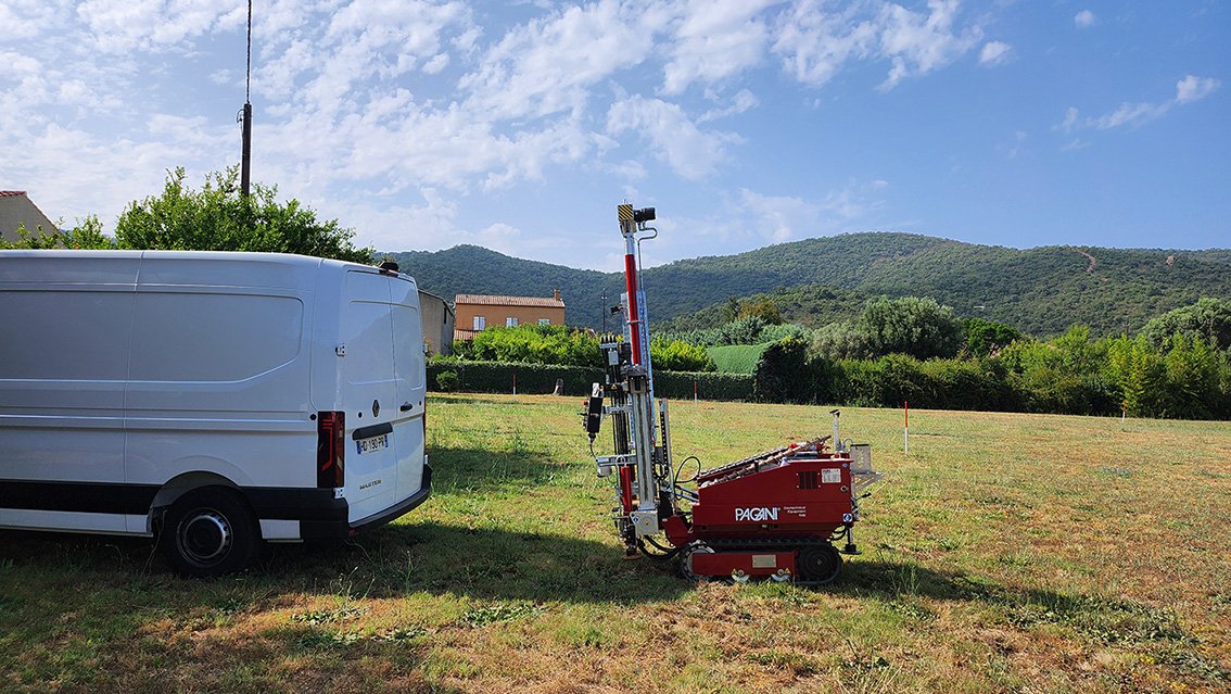 Une sondeuse géotechnique Pagani près d'un camion